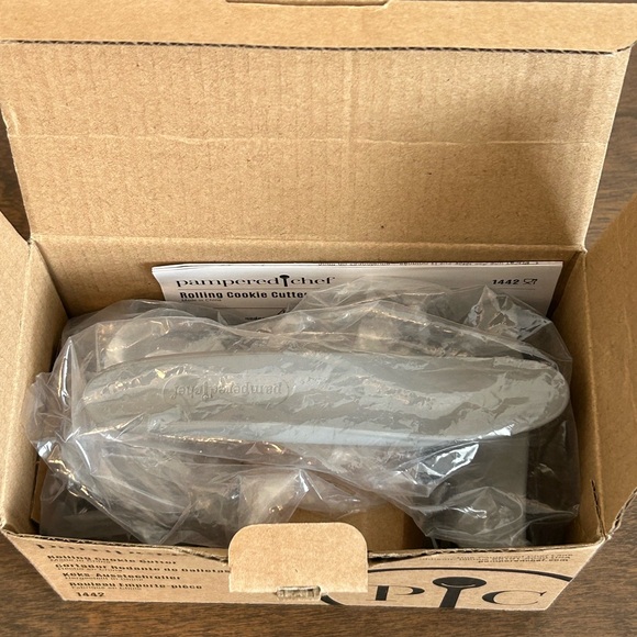 PAMPERED CHEF ROLLING COOKIE CUTTER #1442 ~ CIRCLE HEART FLUTED ATTACHMENTS - Picture 3 of 5